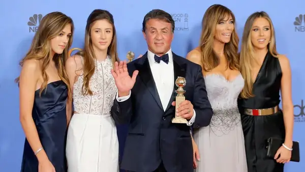 Sylvester Stallone Goes Kardashian coloca o FamilyConsteries in Paramount (Video) Fest