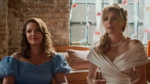 Katherine Heigle as Tully Hart and Sarah Chalke as Kate Mularkey in 