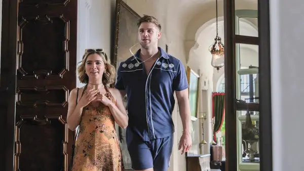 Lotus White Theo James Star confirma que ele usava uma prótese nesta * cena do banheiro (vídeo)