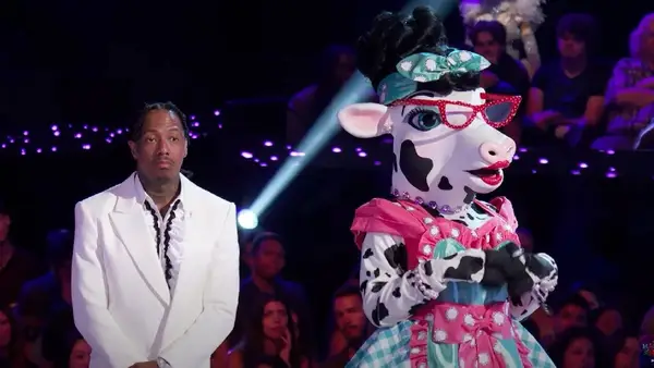 Der maskierte Sänger: Wer ist die Kuh? Ken Jeong sagt, dass alle Zeichen auf Usher hinweisen! | Exklusives Video