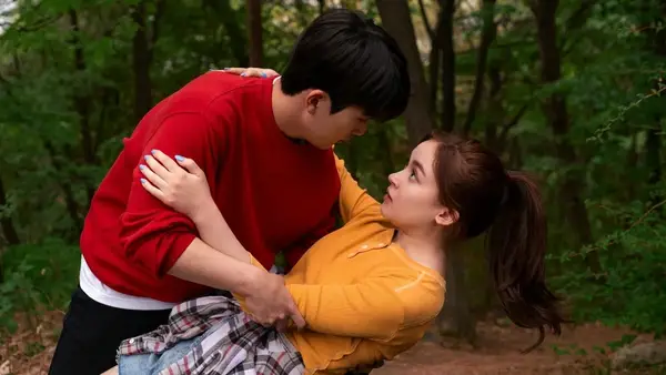 Dae (Minyeong Choi) and Kitty (Anna Cathcart) in 