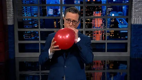 Stephen Colbert nimmt Helium und singt Gilde aus Lollipop, um sich über Trumps Versuch des Anwalts zu messen, Michael Cohen zu diskreditieren