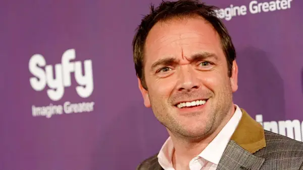 A estrela sobrenatural Mark Sheppard diz que a sobrevivência de seus 6 enormes ataques cardíacos foi humilhante e vergonhosa