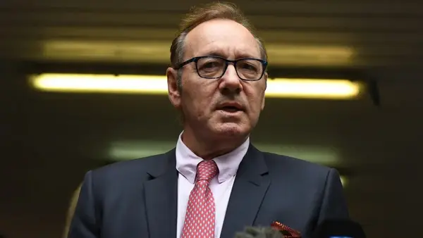 6 Chock Entroats par Spacey Unmasked: le procureur dit que l'acteur s'est masturbé comment il a observé la guerre de sauvetage privée Ryan