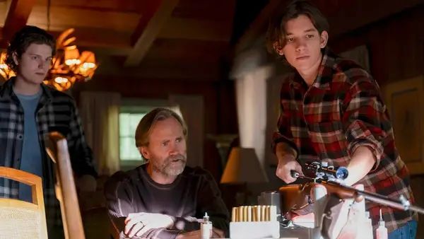 Matthew Nelson-Mahood as Young Russell Shaw, Lee Tergesen as Ashton Shaw and Prestyn Bates as Young Colter Shaw