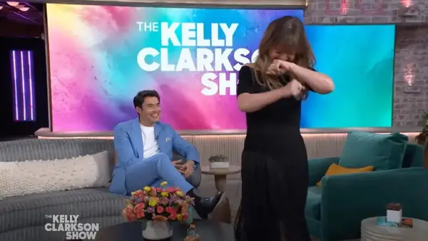 Kelly Clarkson muss nach einem schmutzigen Fleischwitz zu Henry Golding laufen