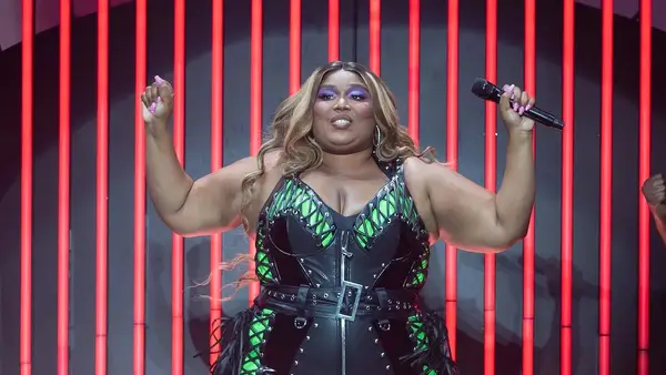 Lizzo Auder eröffnet das sexualisierte, rassistisch beladene und illegale Arbeitsumfeld des Sängers (exklusives Video)