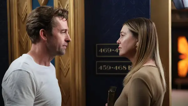 Grays Kopf der Anatomie macht sich nach den Abfahrten der Hauptfiguren über die nostalgische Dynamik lustig