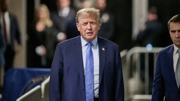 Donald Trump batte l'intervista davvero noiosa di Bill Maheh con Liberal RFK JR