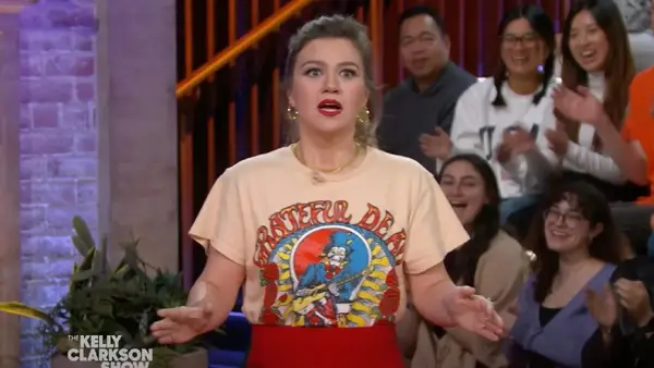 Kelly Clarkson erkennt sein eigenes Lied mit Anne Hathaway nicht wieder an: Das ist Christina Aguilera!