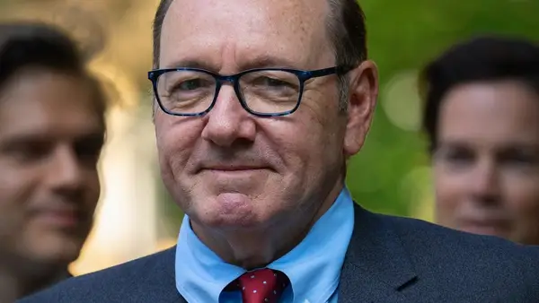 Kevin Spacey dice di aver programmato di andare davanti allo scandalo quando ha vinto un Emmy in Casa de Cardes