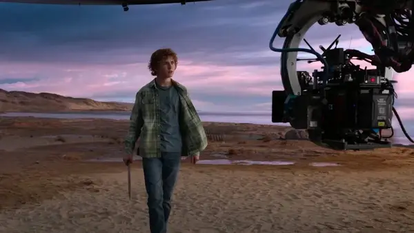 A estrela de Percy Jackson, Walker Scobell, reflete a colaboração com Lance Reddick: como Zeus, sua presença requer respeito