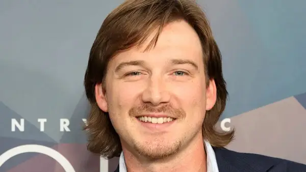 Der Land Morgan Wallen, der verhaftet wurde, weil er den Dachstuhl ohne legitime Zweck geworfen hat