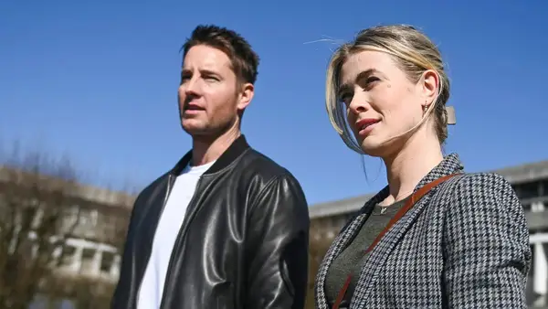 Justin Hartley and Melissa Roxburgh on 