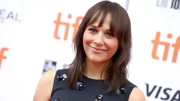 Rashida Jones dit que les parcs et la programmation de Rec étaient tellement obsédés par un faux spin-off qu'ils ont écrit et filmé 15 pages