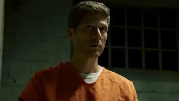 Mednight Messe: Zach Gilford darüber, warum Riley diese brennende Wahl für Erin nimmt