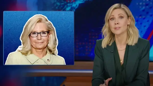 Die Witze des Desi Lydic aus der Daily Show Liz Cheney mochten den Bombenangriff so sehr, dass er dachte, Oppenheimer sei eine ABC -Situationskomödie