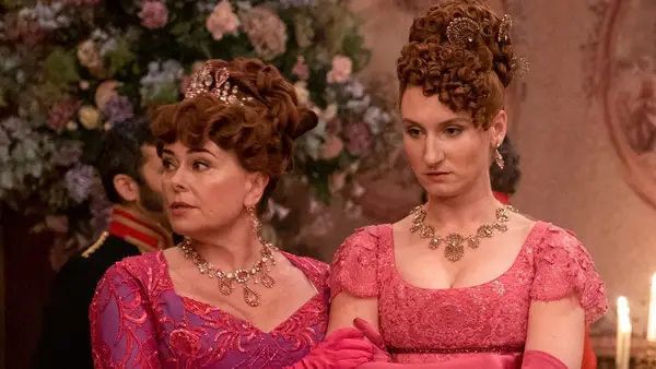 Bessie Carter aus Bridgerton über Prudces skandalöses Engagement: Während er in Lady ist, wohnte ... ich bin eine glückliche Frau