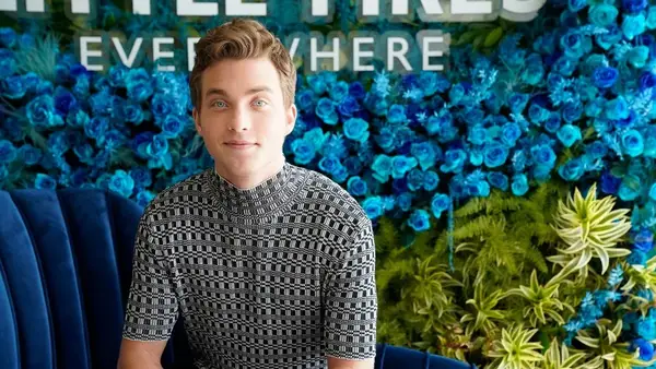 Alex Wagner abre MSNBC Show Recording con el amigo de la infancia Chris Hayes: Mira Ma, lo hicimos, sin manos (Video)