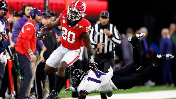 ESPN reçoit une prolongation des droits des médias de 6 ans, 7,8 milliards de dollars américains pour les éliminatoires du football américain de l'université