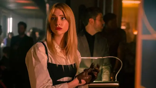 Maddie Phillips as Cate Dunlap in 