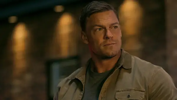 Reachers Star Alan Ritchson führte Testosteron dazu, für Staffel 2 zu fliegen: Ich bin ein großartiger Verteidiger davon