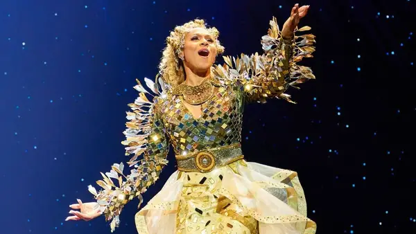 Deborah Cox as Glinda in 