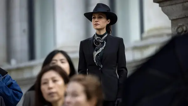 fall-of-the-house-of-usher-carla-gugino-eike-schroter-netflix