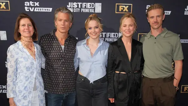 Justificado: City Originalmente, a estrela Vivian Olyphant não presta muita atenção à discussão de Nepo -Babys