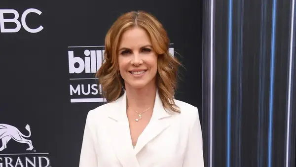 Der Moderator des Vortrags, Natalie Morales, berührt das wiederkehrende Papier jung und unruhig (Video)