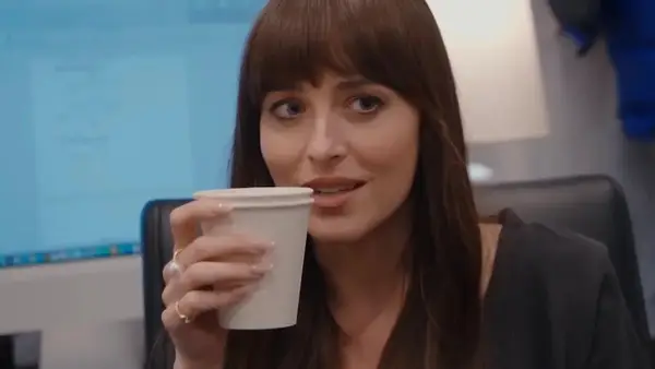 Dakota Johnson und SNL -Schriftsteller zerstören Sie sich bitte nicht in der NEPO -Babyschlacht