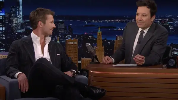 Glen Powell afferma di non essere stato programmato con Sydney Sweeney SNL, ma era abbastanza epico