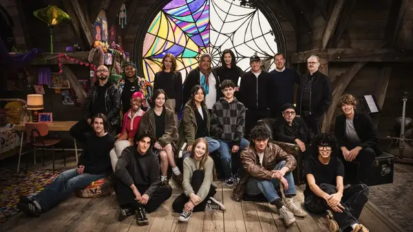 Mittwoch 2. Saison beginnt zu filmen, startet ein Foto der Besetzung und fügt neue Schauspieler hinzu