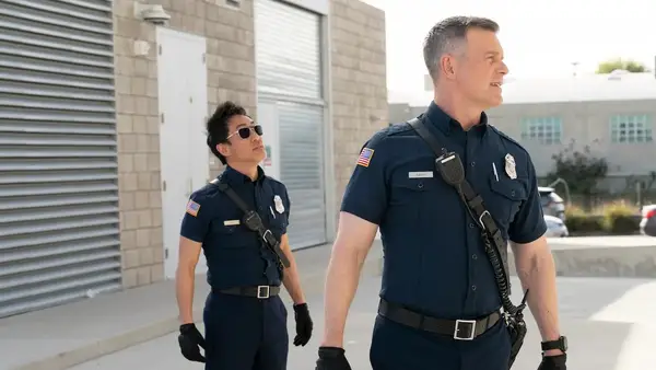 As estrelas do 9-1-1 coletam doações para a família dos membros do final do fim