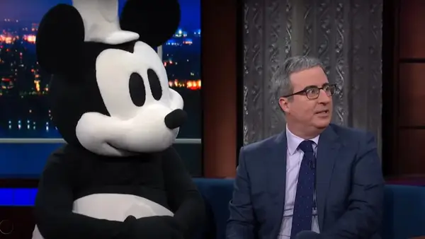 John Oliver se atreve a Disney a demandar mientras trae Steamboat Willie a Colbert: Soy legalmente indestructible