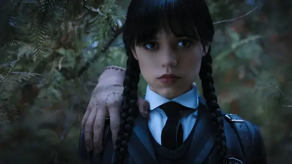 Jenna Ortega erklärt das empfindliche Gleichgewicht, eine Version der High School of Wednesday Addams zu spielen