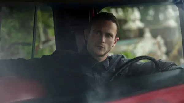 Jonathan Tucker as Dylan in Netflix