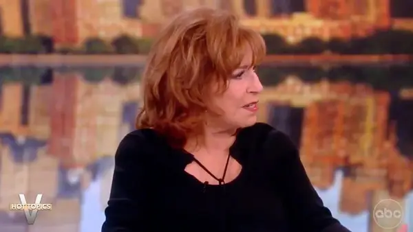 La vista: Joy Behar le pregunta en broma a Jesse Eisenberg si Mark Zuckerberg es un robot