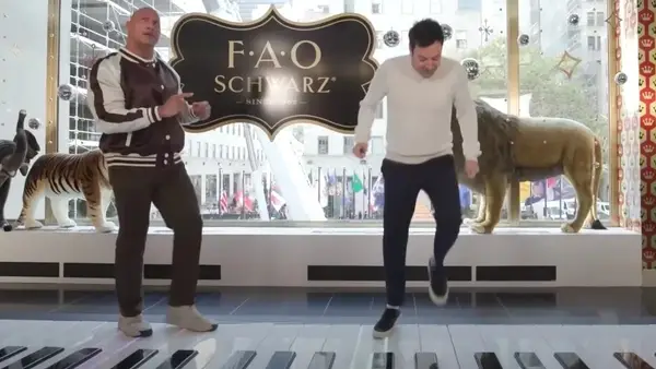 Mira a Jimmy Fallon y Dwayne Johnson tocar el piano grande en Fao Schwarz (video)