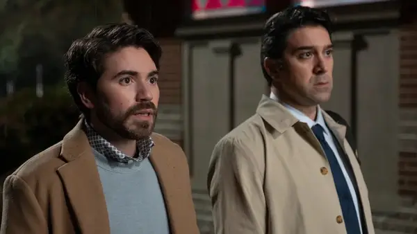 A boa estrela do doutorado Freddie Highmore captura o telefone celular e o retorno do movimento de Claire