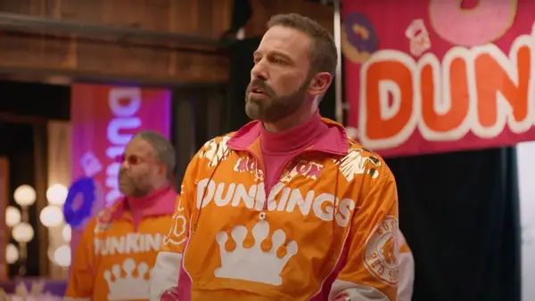 Mark Wahlberg brinca para ficar do lado de fora de Dunkin -Donuts de Ben Affleck: Estou do lado errado da computação