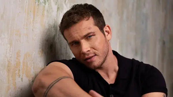 Estrella de 9-1-1 Oliver Stark en el viaje emocional de Buck en la temporada 6-Libros de autoayuda y mentores de la vida incluidos