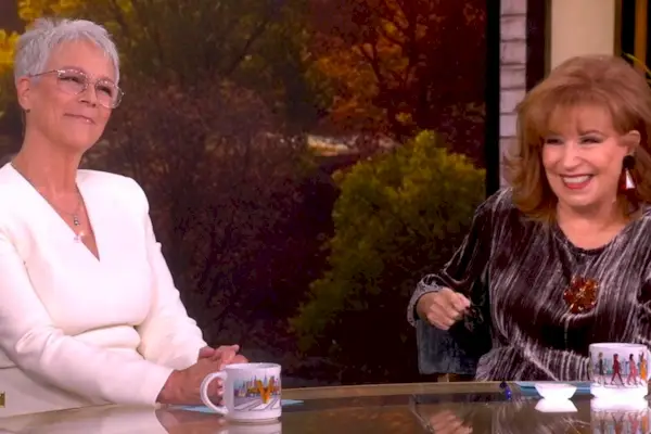 Joy Behar avergüenza a Jamie Lee Curtis en 'The View' al bromear sobre que le molesta a su esposo: Vaya, en realidad me estoy sonrojando