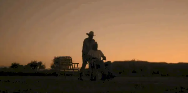 LANDMAN 204 Tommy spinge la sedia di TL mentre il sole tramonta e si dirigono verso casa insieme