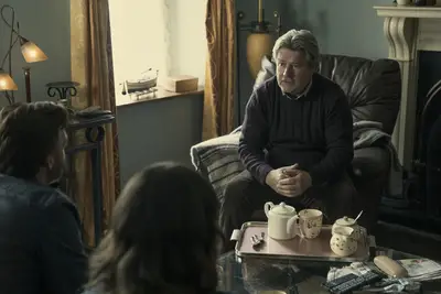 Enviar ou omitir: Bodkin para Netflix, onde um trio de podcasts encontra mais do que um caso frio em uma pequena cidade irlandesa