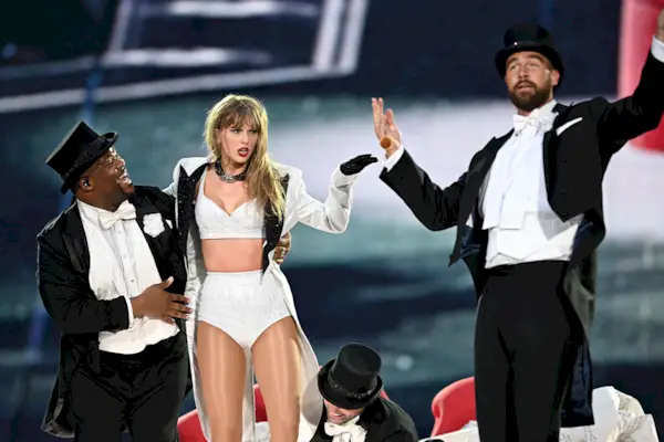 Taylor Swift faz rara menção à história do namoro com o ex Matty Healy em novas séries documentais: Men Will Let You Down, The Eras Tour Never Will