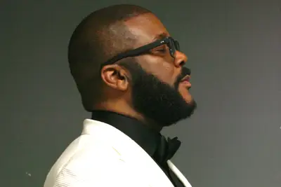 O pai violento de Tyler Perry escreve a equipe de tiro para mover o F -K para uma cena chocante do bebê de Maxine: The Tyler Perry Story