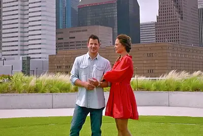 Love is Blind. (L to R) Nick Lachey, Vanessa Lachey in episode 506 of Love is Blind. Cr. Courtesy of Netflix © 2023