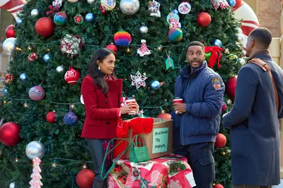 Transfira ou deixe de fora: Natal com um beijo no canal da Hallmark, em dois meninos, uma menina e uma música, um menino