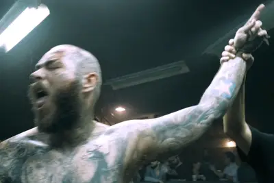 Aspetta, il post Malone era nella casa della strada?